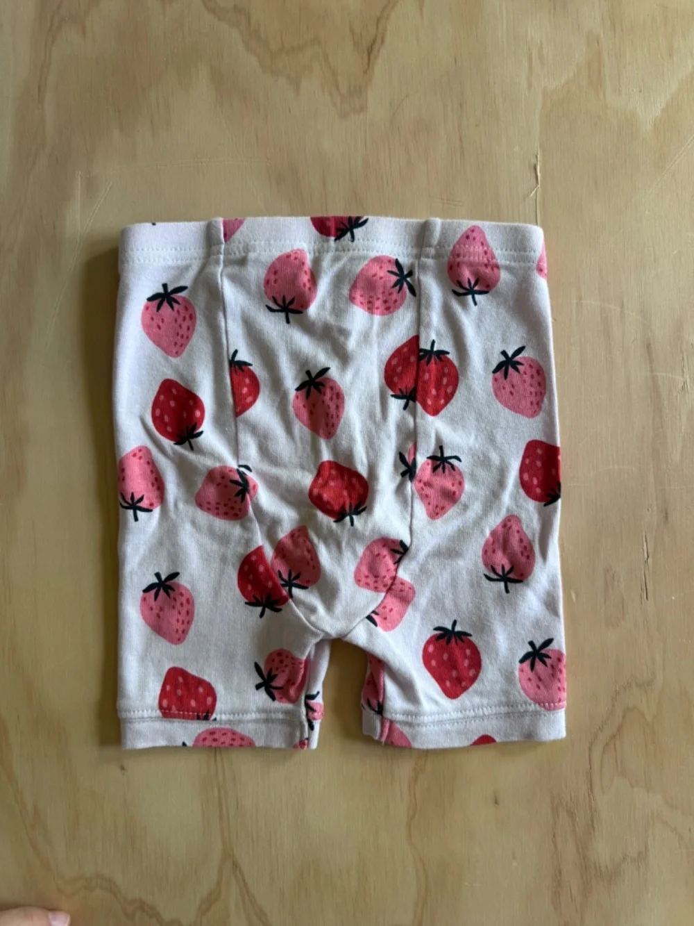 Gap strawberry print shortie pajamas • size 4 little kid • organic cotton